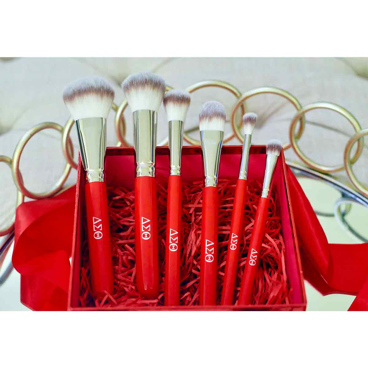Includes: 1. Deluxe Powder Brush 2. Rounded Buffing Brush 3. Flawless Foundation Brush 4. Luxe Highlighter & Blush Brush 5. Concealer Brush 6. Eyeshadow Blender Brush The Crimson & Cream Brush Set is a very special 6 piece professional brush set